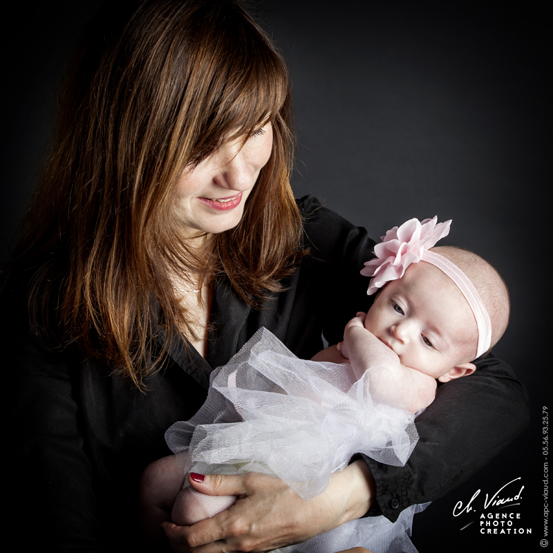 Beau portrait d'une mère et son bébé dans un studio professionnel