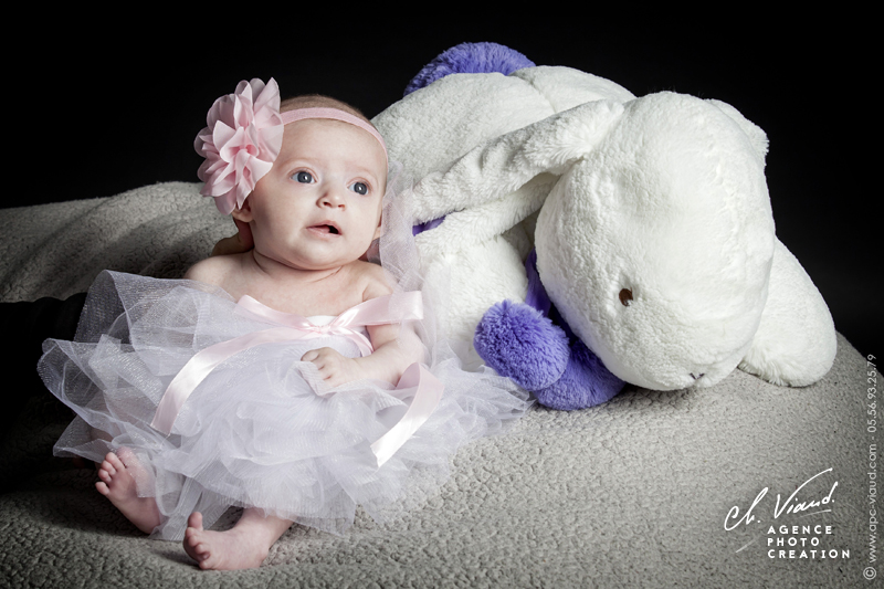 Portrait d'un petit nouveau-né durant une séance photos de famille