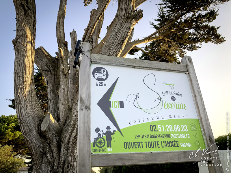 Création panneau signalétique extérieur salon de coiffure