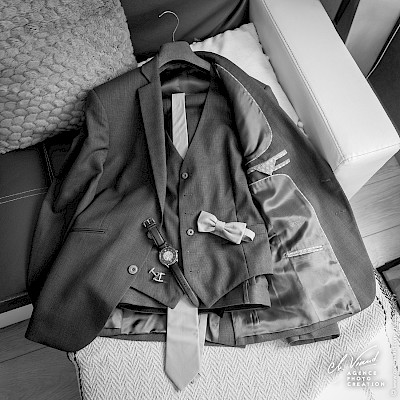 Reportage mariage - Photo du costume du marié en noir et blanc