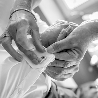Reportage mariage - Photo détail en noir et blanc des manchettes du marié