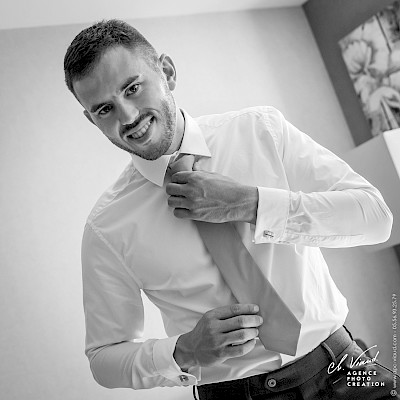 Reportage mariage - Photo noir et blanc du marié qui s'habille