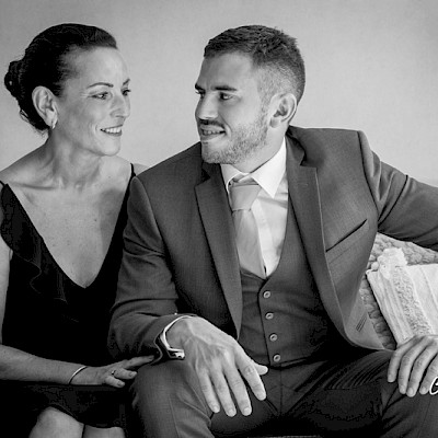 Reportage mariage - Jolie photo noir et blanc du marié avec sa mère