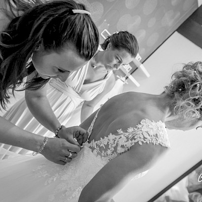 Reportage mariage - Photo de la mariée et de ses témoins pendant les préparatifs