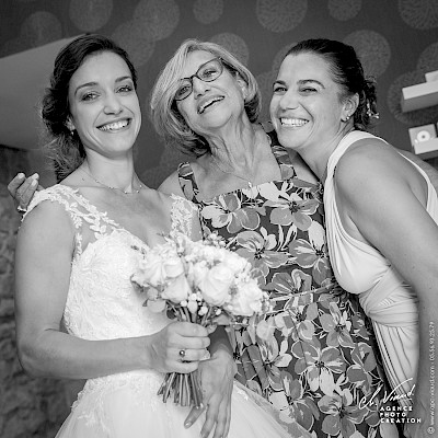 Reportage mariage - Jolie photo en noir et blanc de la mariés avec sa mère et sa soeur