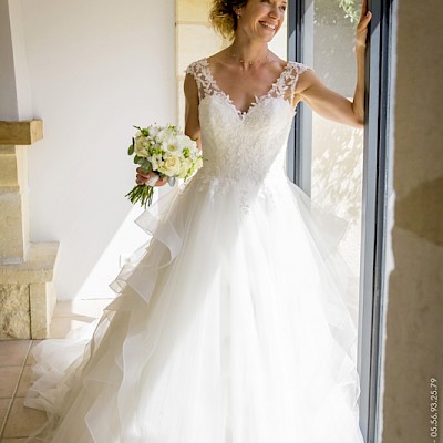 Reportage mariage - Joli portrait de la mariée devant sa fenêtre