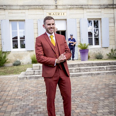 Reportage mariage - Portrait du marié devant la mairie