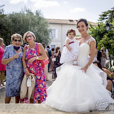 Reportage mariage - Photo de groupe devant la mairie