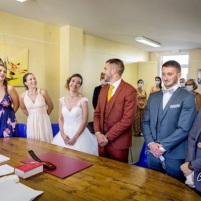 Reportage mariage - Photo des mariés et leurs témoins à la mairie
