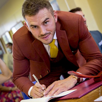 Reportage mariage - Photo du marié signant les papiers à la mairie
