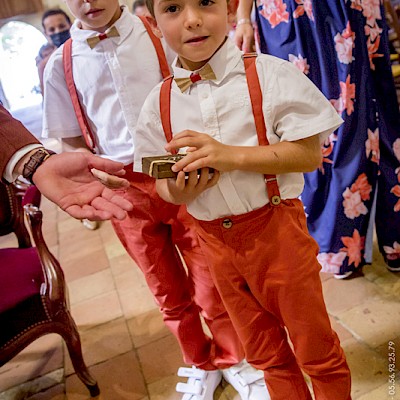Reportage mariage - Photo des garçons d'honneur apportant les alliances