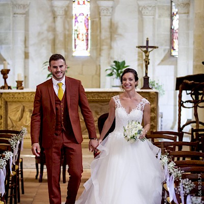 Reportage mariage - Belle photo des mariée avançant vers la sortie