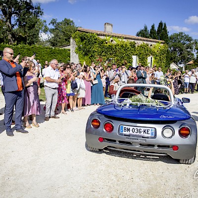 Reportage mariage - Arrivée des mariés au château en voiture