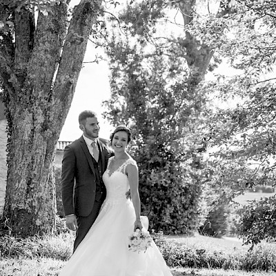 Reportage mariage - Portrait noir et blanc des mariés en extérieur
