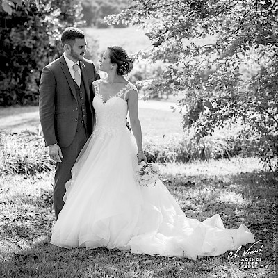 Reportage mariage - Photo noir et blanc des mariés en extérieur