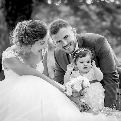 Reportage mariage - Photo noir et blanc des mariés et de leur fille