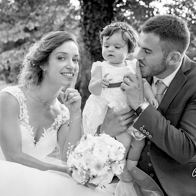 Reportage mariage - Photo amusante des mariés avec leur fille