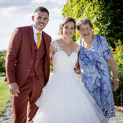 Reportage mariage - Photo des mariés avec la grand-mère