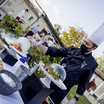 Reportage mariage - Photo du traiteur qui prépare le cocktail