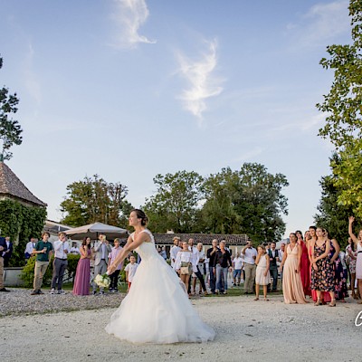Reportage mariage - Photo amusante du lancé du bouquet de la mariée