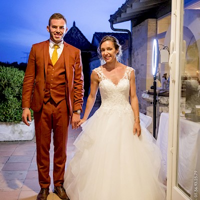 Reportage mariage - Photo des mariés devant la salle