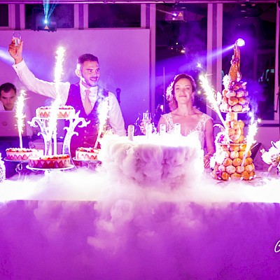 Reportage mariage - Photo des mariés avec le gâteau